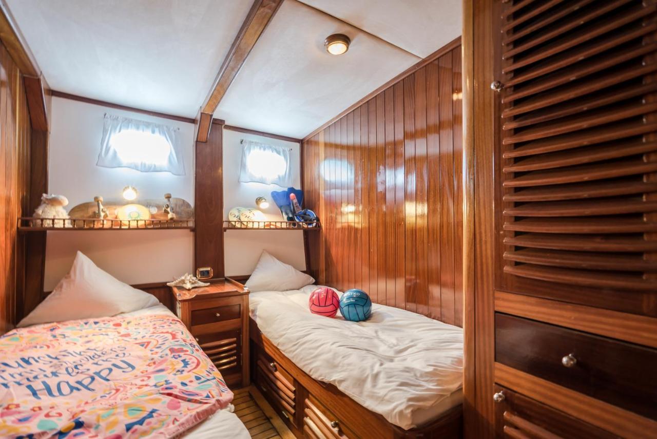 Spacious Yacht Hotel Barcelona City Center 5 Cabins Zewnętrze zdjęcie