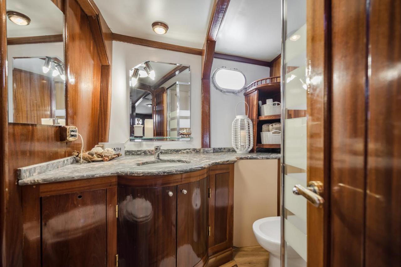 Spacious Yacht Hotel Barcelona City Center 5 Cabins Zewnętrze zdjęcie