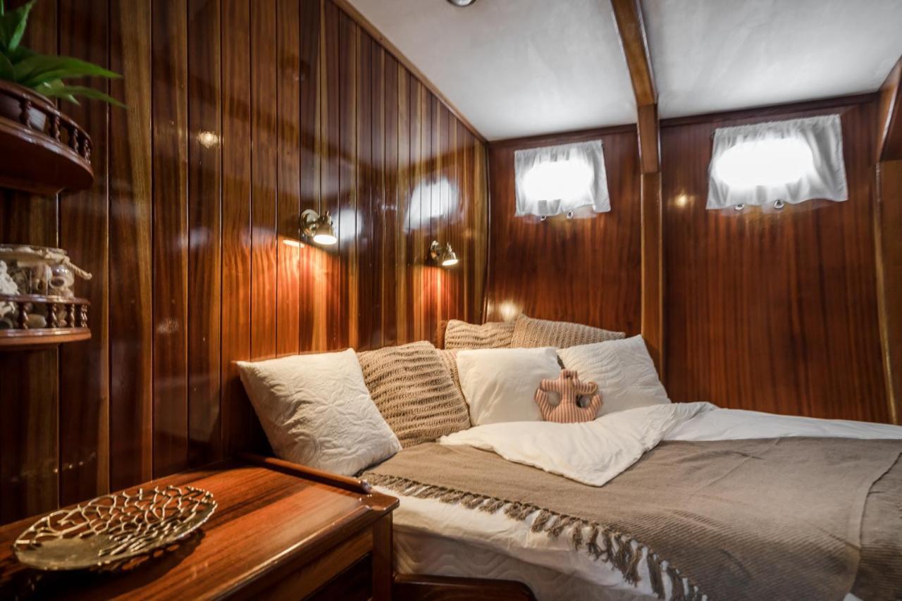 Spacious Yacht Hotel Barcelona City Center 5 Cabins Zewnętrze zdjęcie