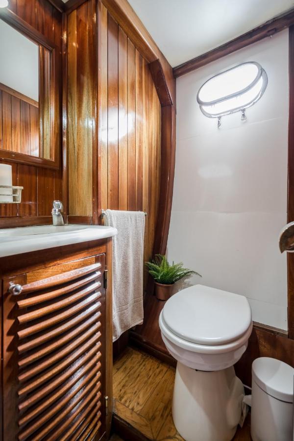 Spacious Yacht Hotel Barcelona City Center 5 Cabins Zewnętrze zdjęcie